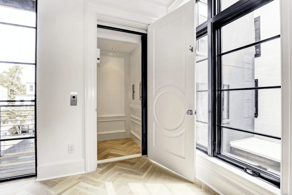 Guide to Purchasing a Home Elevator_Hydraulic Elevator